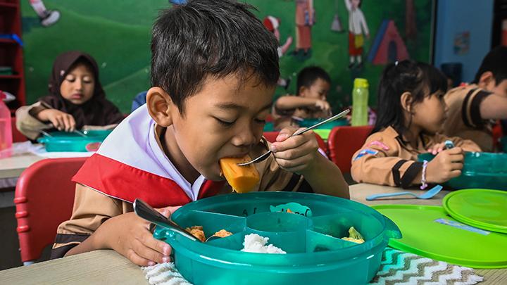 Proyek Makan Bergizi Gratis akan Dimulai Januari 2025, Tahap 1 dengan 3 Juta Porsi