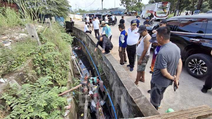 Blusukan ke Gorong-gorong dan juga Drainase, Pjs Walikota Ungkap Penyebab Banjir dalam Batam