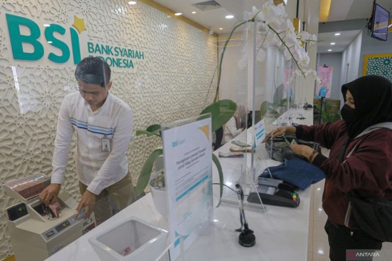 Berapa lama jam kerja operasional bank di pada Indonesia?