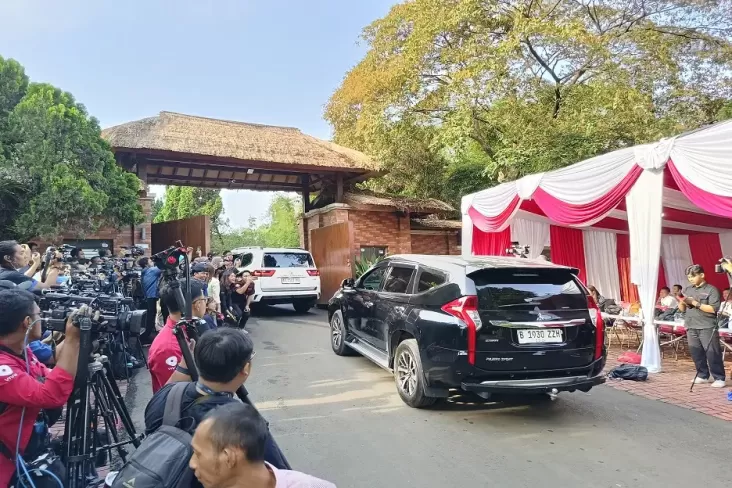 Wapres Terpilih Gibran Tiba di pada Kediaman Presiden Terpilih Prabowo dalam Hambalang