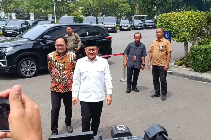 Prabowo Makan Siang Bareng Ketum Parpol pada Istana, Ridwan Kamil Bersama Jokowi pada Solo